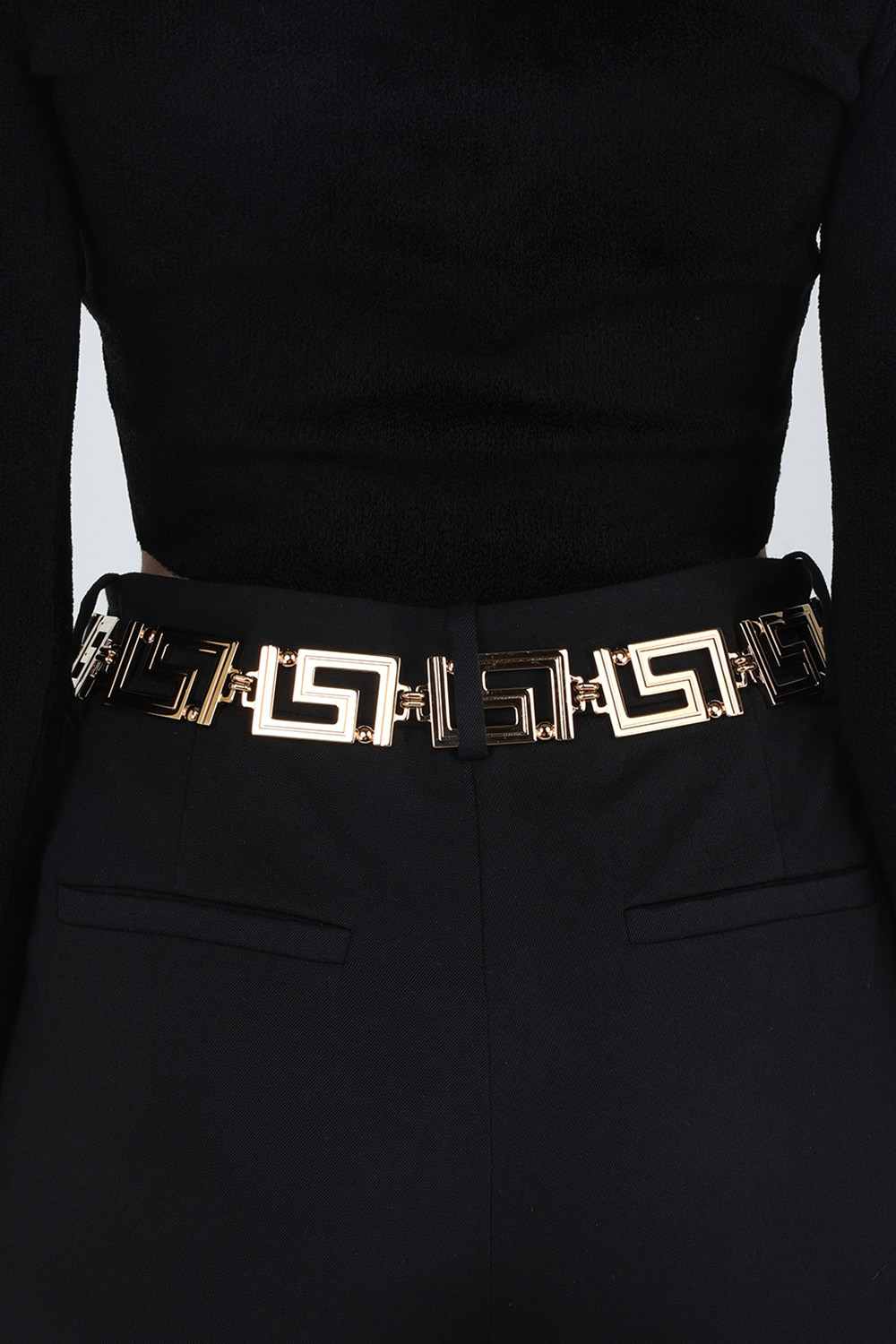 חגורת עור עם שרשרת זהב מונוגרמית